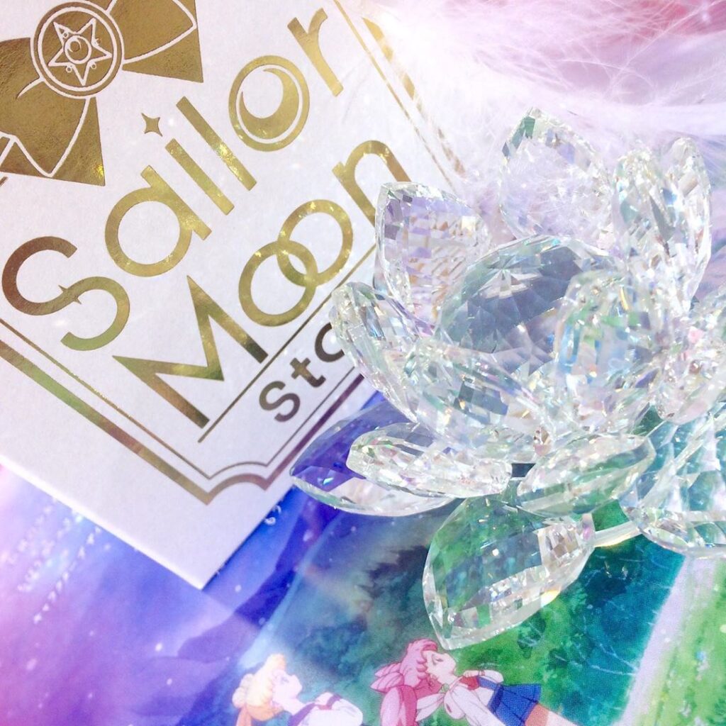 Até joias inspiradas na série, como essa réplica do Cristal de Prata, são vendidas na Sailor Moon Store 