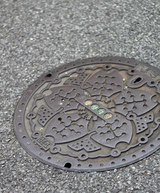 Arte no Japão: bueiro de sakura em Minato, bairro de Tóquio (Foto: Café & Mochi)