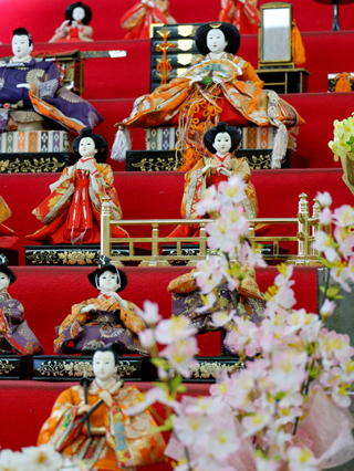 Dependendo do andar do altar, bonecas representam coisas diferentes - Foto: Susann Schuster/Unsplash